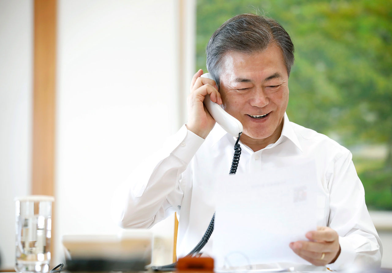 기사 대표 이미지:문 대통령, 소방관·가수 서현 씨 등에 설맞이 격려 전화