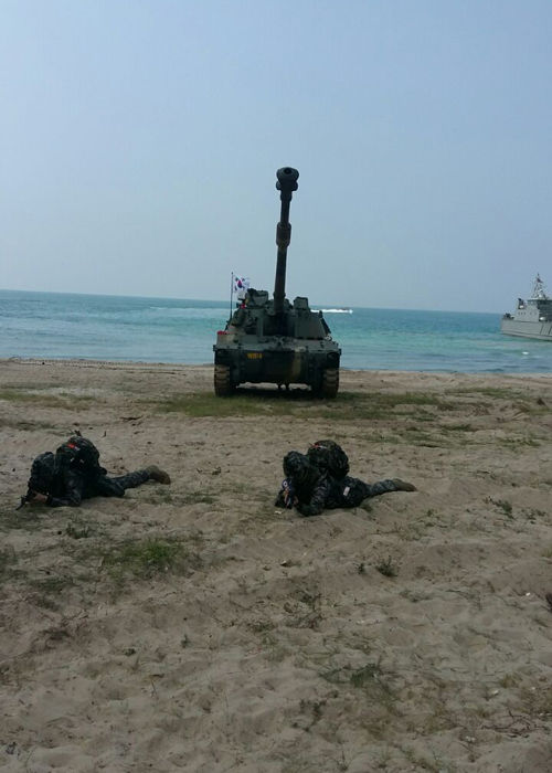 태국 핫야오 해안에 상륙한 해병대 자주포