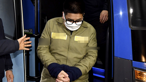 [영상] 시선 회피하는 '어금니 아빠' 이영학&hellip;1심서 사형 선고 받아