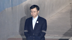 [영상] '실형 예감했나' 굳은 표정의 우병우&hellip;1심서 징역 2년 6개월