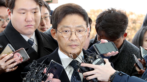 [영상] 안태근 전 검사장, '성추행 피의자'로 검찰 출석 모습