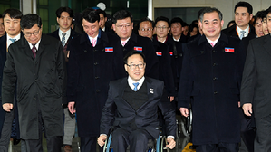 [영상] '미소 만면' 평창 패럴림픽 북한 선수단 남한 도착&hellip;소감 물어보니