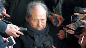 [영상] '두 눈 질끈' 휠체어 탄 이상득 재출석&hellip;쏟아지는 질문에 굳게 다문 입