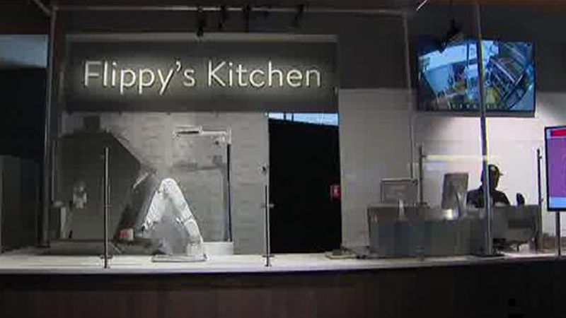 패티 뒤집는 로봇 '플립피' 상용화한 미국 햄버거 매장