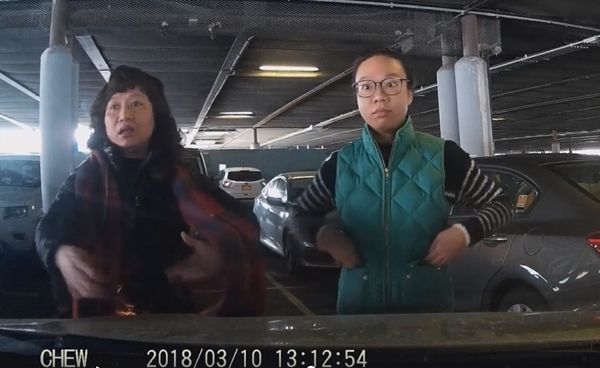 주차장 자리 맡고 안 비켜주는 모녀