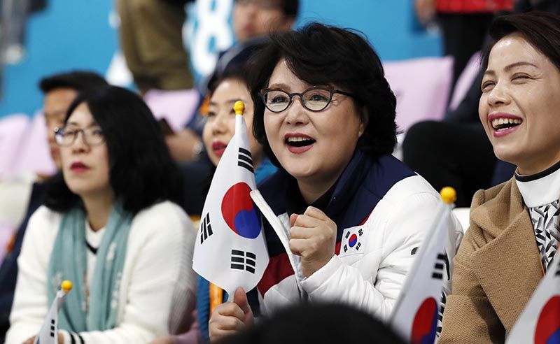 김정숙&컬링팀 하트(사진=연합뉴스/청와대 제공)