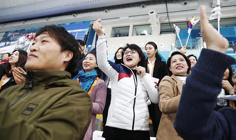 김정숙&컬링팀 하트(사진=연합뉴스/청와대 제공)