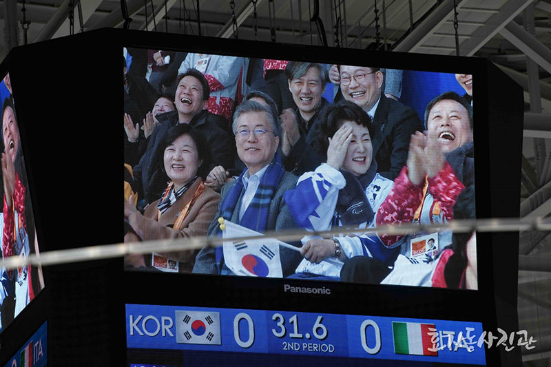 아이스하키 '키스 타임'에 쑥스러워하는 문 대통령 내외 '포착'