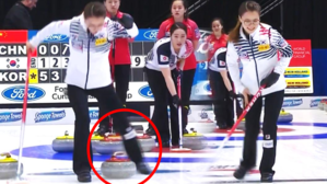 [영상] "어! 스톤을 건드릴 뻔했네요!" 보기 드문 장면&hellip;깜짝 놀란 김은정 '함박웃음'