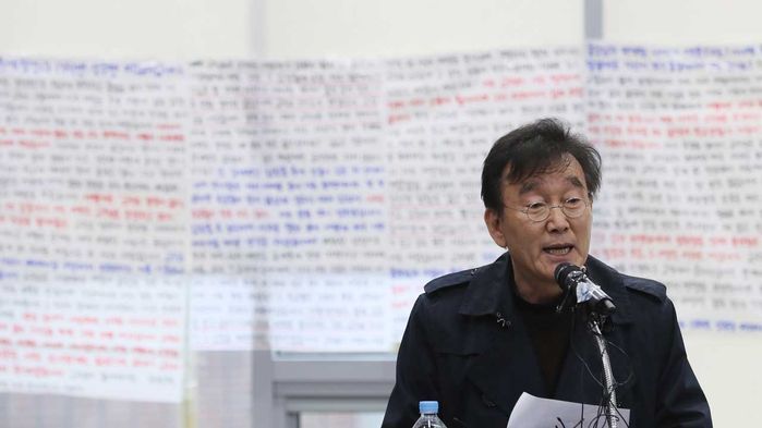 '성추행 논란' 하일지 교수에게 동덕여대 학생들이 준 상