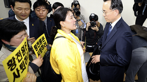 [영상] '특조위 방해' 의혹 황전원에 "사퇴하라"&hellip;출근 첫날부터 '시끌'