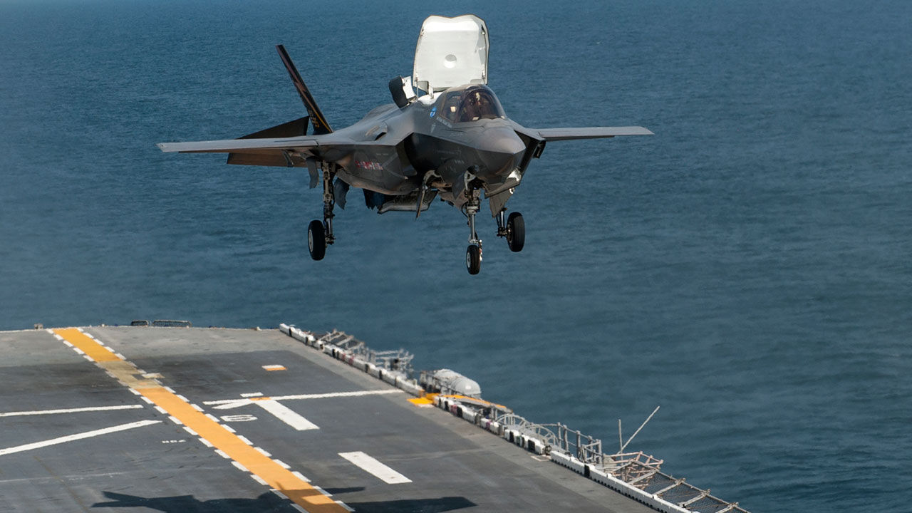 강습상륙함 와스프에 착륙하는 F-35B