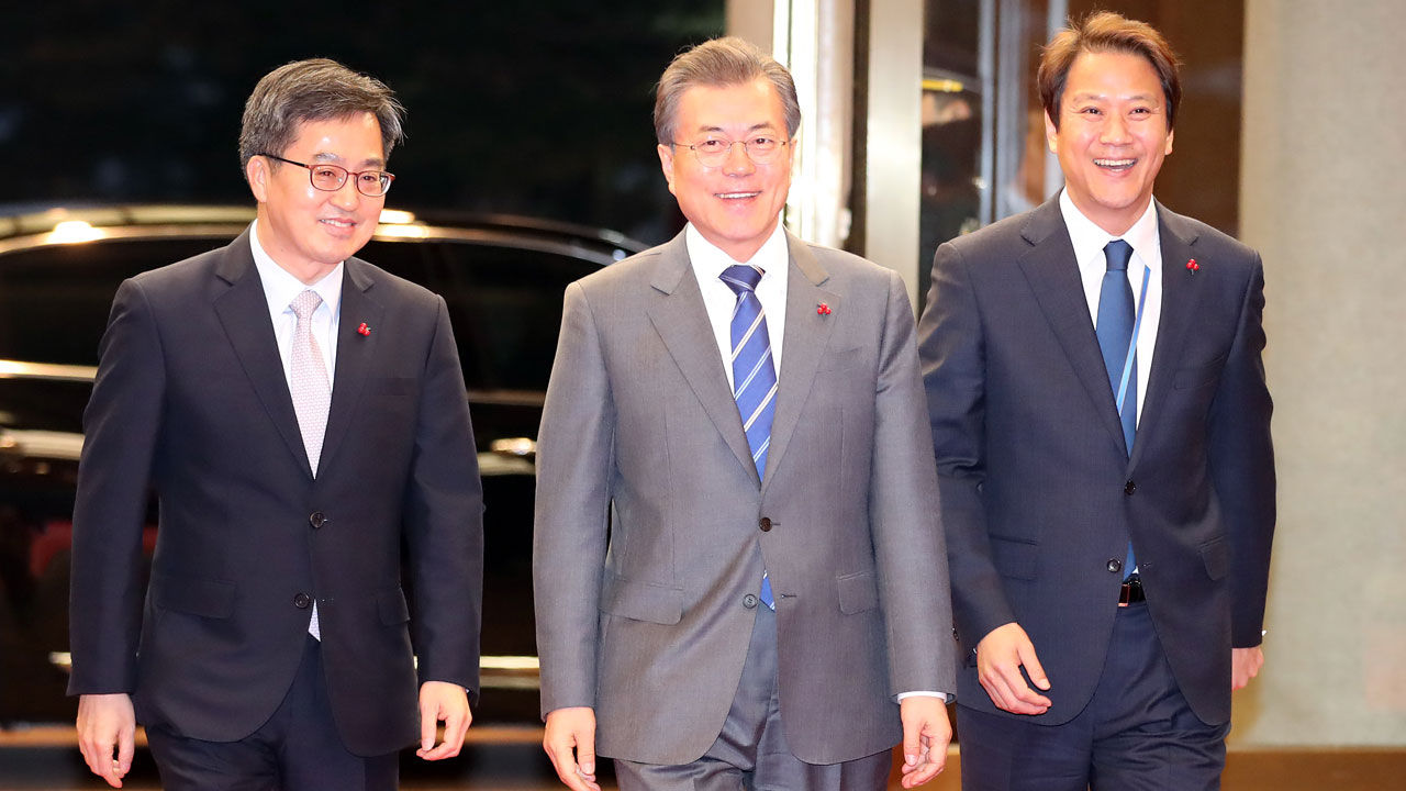 기사 대표 이미지:김동연, 환율 협의· GM 사태 文 대통령에 현안 보고