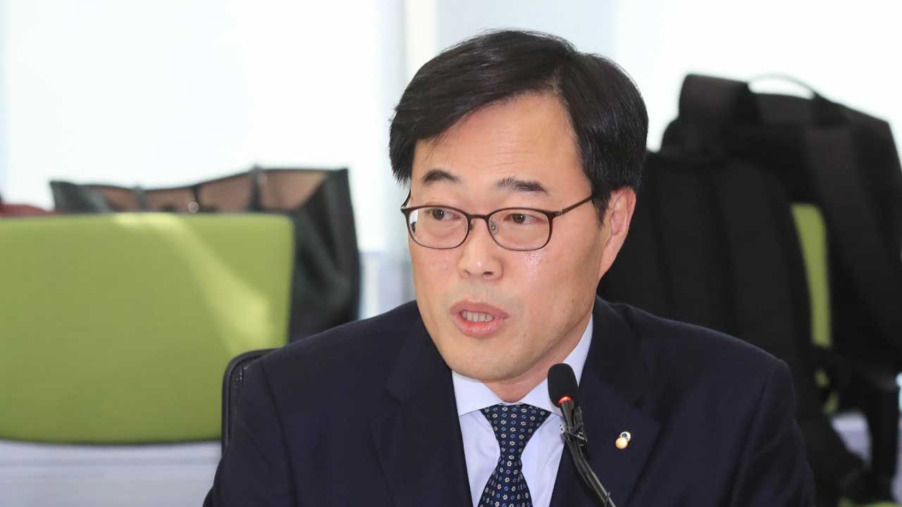 기사 대표 이미지:김기식 "대부 업체와 다를 바 없는 저축은행 대출 영업 제한"