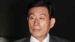 늘어나는 원세훈 재판…예산유용·뇌물 등 추가기소