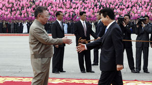 [다시 보는 정상회담] (15) 노무현 대통령 귀국길…김정일 위원장과 마지막 악수