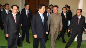 [다시 보는 정상회담] (13) 노무현 대통령, 북한 '아리랑' 공연 관람