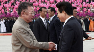 [다시 보는 정상회담] (11) 평양 도착한 노무현 대통령…마중 나온 김정일 위원장