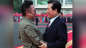 [다시 보는 정상회담] (9) 평양 떠나는 김대중 대통령…공항으로 배웅 나온 김정일 위원장