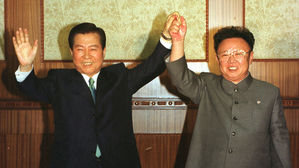 [다시 보는 정상회담] (7) 6.15 남북공동선언 서명…나란히 새겨진 두 정상의 이름