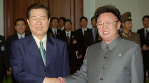 [다시 보는 정상회담] (3) 백화원 도착한 김대중 대통령…나란히 선 두 정상