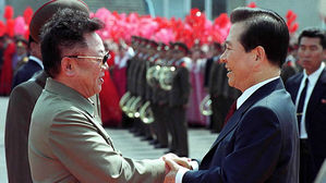 [다시 보는 정상회담] (2) 김대중 대통령 평양 도착…김정일 국방위원장 직접 마중 나와