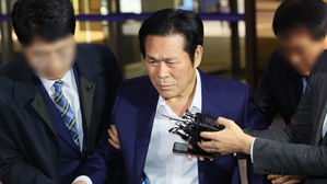 '신도 성폭행' 이재록 목사 14시간 경찰 조사…혐의 부인