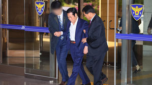 '신도 성폭행' 만민중앙교회 이재록 목사, 경찰 소환…기습 출석