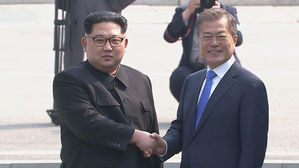 남북정상 군사 분계선서 역사적 악수…북한 최고지도자 첫 방남