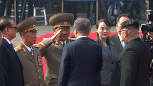 北 군수뇌 리명수·박영식, 문 대통령에 거수경례