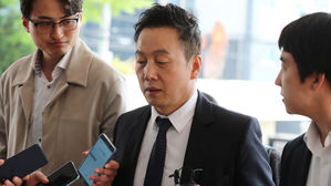 '성추행 의혹' 정봉주 경찰 출석…"성실히 조사받겠다"