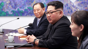 '눈에 띄는' 김정은 위원장 철통 경호…12명 차량 에워싸