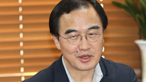 조명균 "이산상봉 준비에 시간 필요…적십자회담 우선 추진"