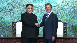 조명균 "서울·평양 연락사무소 제안에 김정은 동의"