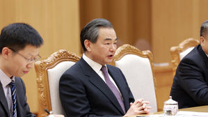 트럼프, '중국 배후설' 제기 속 中 왕이 방미