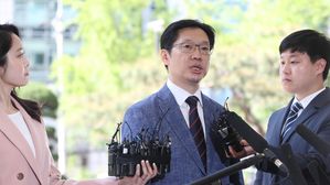 [영상] 당당한 발걸음으로 출석한 김경수 의원&hellip;"특검 보다 더한 조사도 받겠다"