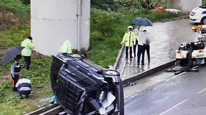 빗길에 차량 미끄러져 표지석 충돌…일가족 5명 사상