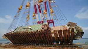 [영상] 참사 4년 만에 드러난 세월호 좌현&hellip;선체 세우는 작업 현장