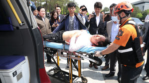 [영상] 김성태 원내대표 호흡곤란으로 병원 이송&hellip;단식 8일 만에 병원행