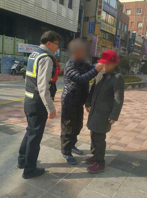 잃어버린 할머니를 찾을 수 있었던 결정적인 단서 '빨간 모자'