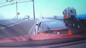 의식 잃은 운전자 차량 가로막고 구조한 '고속도로 위 의인'