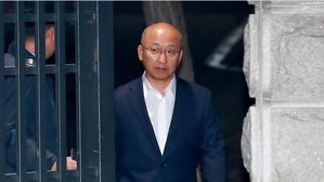 [풀영상] '국정 농단 1호 구속' 문형표 구속 만료로 석방&hellip;지지자들 "파이팅!"