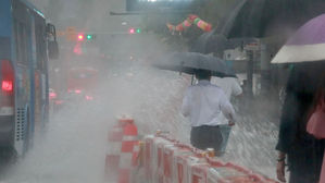 '하늘이 뻥 뚫렸나' 수도권 점심시간 기습폭우&hellip;번개&middot;돌풍도