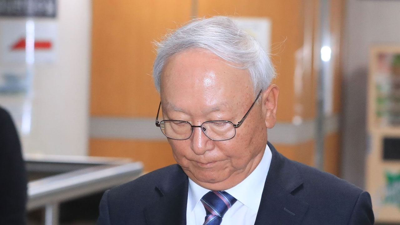 기사 대표 이미지:국정원이 준 靑 여론조사비…박근혜 재판서 증인 진술 엇갈려