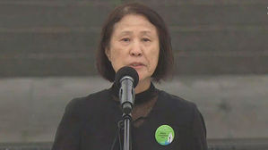 [영상] "형제자매들이 죽어가&hellip;" 5&middot;18 가두방송한 전옥주 씨 당시 재연