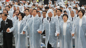 [영상] 광주에 울려 퍼진 '임을 위한 행진곡'&hellip; 5&middot;18 기념식 참석자 '제창'