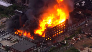 [영상] 필라델피아 대형 창고 집어삼킨 화염&hellip;건물 곳곳 붕괴