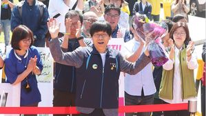 [영상] '양팔 번쩍 든' 한상균 전 민노총 위원장&hellip;2년 5개월 만에 가석방 출소