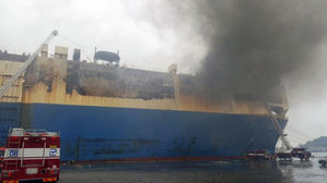 화덕처럼 달궈진 인천항 화물선…완전진화 어려움