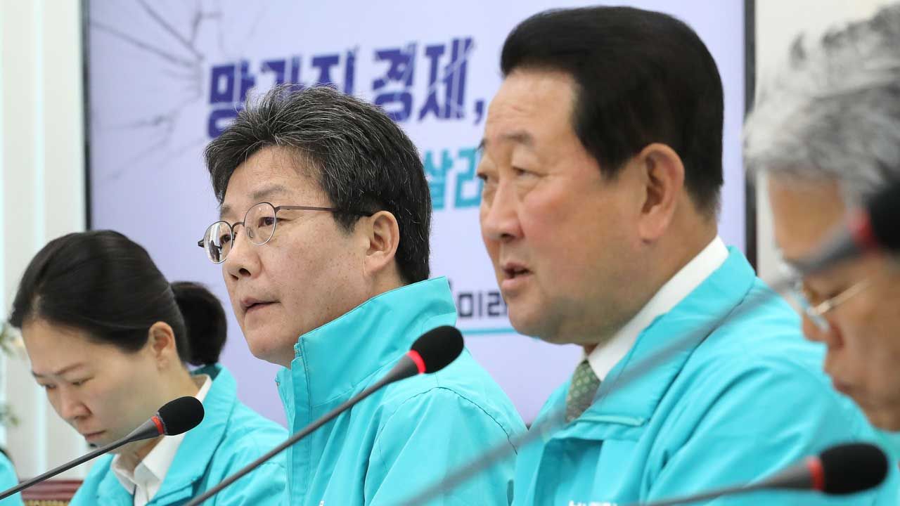 기사 대표 이미지:바른미래 지도부 총사퇴…비대위원장 김동철